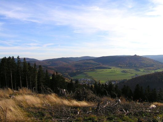 Im Tal ist Elleringhausen erkennbar. Auf dem Istenberg ist nich deutlich der Feldstein zu erkennen.
